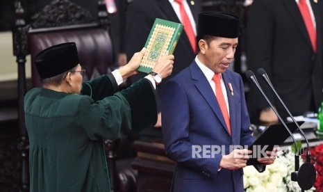 Presiden Joko Widodo mengucapkan sumpah saat dilantik menjadi presiden periode 2019-2024 di Gedung Nusantara, kompleks Parlemen, Senayan, Jakarta, Ahad (20/10/2019).