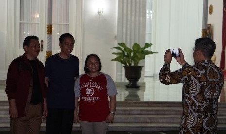 Presiden Joko Widodo mengundang masuk sejumlah warga dan wisatawan ke dalam Istana Kepresidenan Yogyakarta atau Gedung Agung pada Minggu malam (31/12). Presiden menunggu momen pergantian tahun dengan mengajak warga masuk ke istana dan menikmati kuliner tradisional.