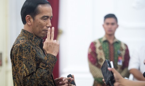 Presiden Joko Widodo mengungkapkan kemarahan ketika ditanya sejumlah wartawan terkait kasus dugaan pencatutan namanya dan Wakil Presiden Jusuf Kalla dalam permintaan saham Freeport, di Istana Merdeka, Jakarta, Senin (7/12). 