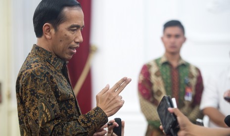 Presiden Joko Widodo mengungkapkan kemarahan ketika ditanya sejumlah wartawan terkait kasus dugaan pencatutan namanya dan Wakil Presiden Jusuf Kalla dalam permintaan saham Freeport, di Istana Merdeka, Jakarta, Senin (7/12).