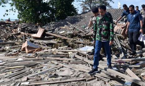 Presiden Joko Widodo mengunjungi korban gempa bumi dan tsunami di Palu, Sulawesi Tengah, Ahad (30/9). Hari ini Presiden Jokowi kembali akan mengunjungi Palu.