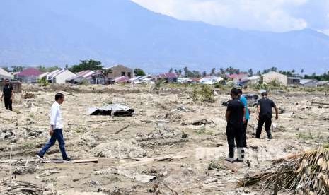 Presiden Joko Widodo mengunjungi lokasi yang rusak akibat gempa di kawasan Petobo, Palu, Sulawesi Tengah, Rabu (3/10). 