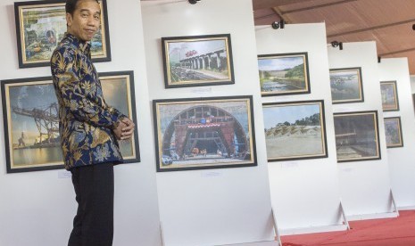 Presiden Joko Widodo mengunjungi pameran pemenang lomba foto pembangunan infrastruktur di Monumen Nasional, Jakarta, Minggu (27/8). 