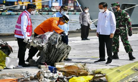 Presiden Joko Widodo mengunjungi posko darurat evakuasi pesawat Sriwijaya Air SJ 182.