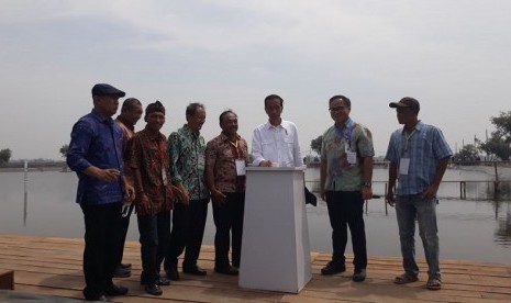 Presiden Joko Widodo mengunjungi revitalisasi tambak udang di Desa Bakti, Kecamatan Muara Gembong, Kabupaten Bekasi, Jawa Barat, Rabu (1/11).