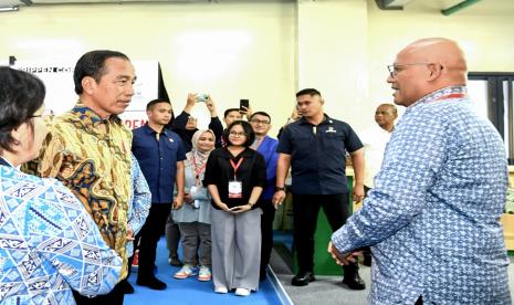 Presiden Joko Widodo mengunjungi stan Sampoerna Entrepreneurship Training Center (SETC), yaitu program pemberdayaan UMKM oleh PT HM Sampoerna Tbk. (Sampoerna) di bawah Payung Program Keberlanjutan “Sampoerna Untuk Indonesia”,  di Festival Apindo UMKM Merdeka di Grand Indonesia, Jakarta, Senin (31/7/2023). Presiden tampak berbincang-bincang dengan Kepala Urusan Eksternal Sampoerna, Ishak Danuningrat.