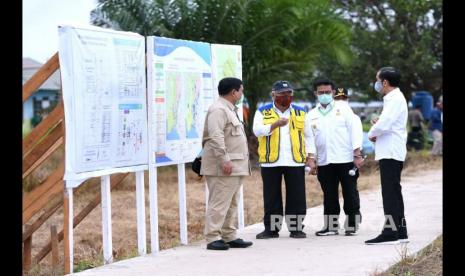 Presiden Joko Widodo, Menhan Prabowo Subianto dan Mentan Syahrul Yasin Limpo meninjau Desa Bentuk Jaya, Kecamatan Dadahup, Kabupaten Kapuas, Kamis (9/7). Desa ini merupakan salah satu titik lahan yang terpilih untuk  digunakan dalam pengembangan program food estate. 