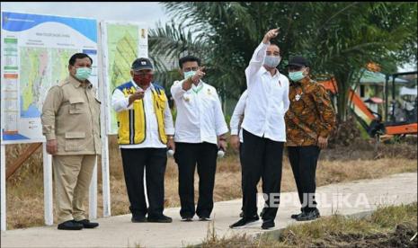 Presiden Joko Widodo, Menhan Prabowo Subianto dan Mentan Syahrul Yasin Limpo meninjau Desa Bentuk Jaya, Kecamatan Dadahup, Kabupaten Kapuas, Kamis (9/7). Desa ini merupakan salah satu titik lahan yang terpilih untuk  digunakan dalam pengembangan program food estate. 