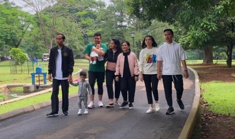 Presiden Joko Widodo menikmati kebersamaan keluarga dengan berjalan pagi di Istana Bogor, Jawa Barat, Sabtu (8/12).