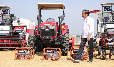 Presiden Joko Widodo meninjau alat mesin pertanian (Alsintan) di sela-sela peluncuran Taksi Alsintan di Gresik, Jawa Timur, Selasa (22/8/2022). Dengan hadirnya program Taksi Alsintan tersebut diharapkan dapat mendorong teknologi pertanian petani terus berkembang dan peningkatan produksi. 