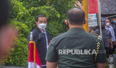 Presiden Joko Widodo meninjau banjir di Desa Pekauman Ulu, Kabupaten banjar, Kalimantan Selatan, Senin (18/1/2021). Kunjungan kerja tersebut dalam rangka melihat langsung dampak banjir dan meninjau posko pengungsian korban banjir di Provinsi Kalimantan Selatan. 