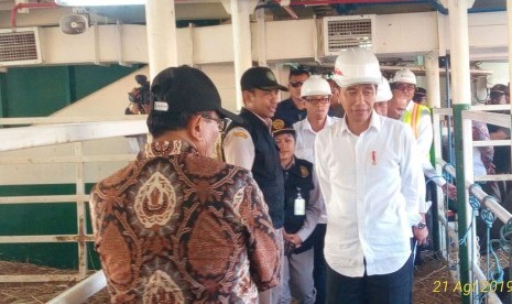 Presiden Joko Widodo meninjau kapal ternak