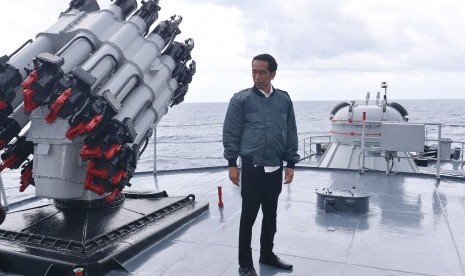 Presiden Joko Widodo meninjau KRI Imam Bonjol 383 usai memimpin rapat rapat terbatas tentang Natuna di atas kapal perang tersebut saat berlayar di perairan Natuna, Kepulauan Riau, Kamis (23/6).