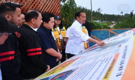 Presiden Joko Widodo meninjau lahan pembangunan Training Center Timnas Sepak Bola Indonesia di Ibu Kota Nusantara, Kabupaten Penajam Paser Utara, Kalimantan Timur, Jumat (24/2/2023).