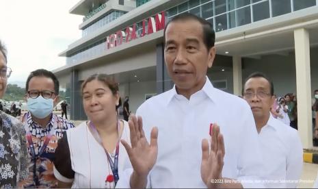 Presiden Joko Widodo. Jokowi meresmikan Jembatan Kretek II di Kabupaten Bantul, Yogyakarta, pada Jumat (2/6/2023).