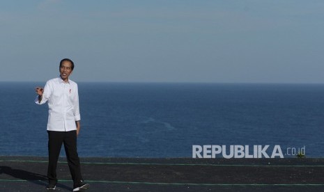 Presiden Joko Widodo meninjau lokasi latihan olahraga paralayang saat mengunjungi kawasan pariwisata berbasis olahraga atau sport tourism di Desa Kutuh, Badung, Bali, Jumat (17/5/2019).