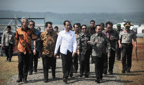 Presiden Joko Widodo meninjau lokasi peresmian proyek PLTU Batang di kawasan Desa Ujung Negoro, Kabupaten Batang, Jawa Tengah, Jumat (28/8). 