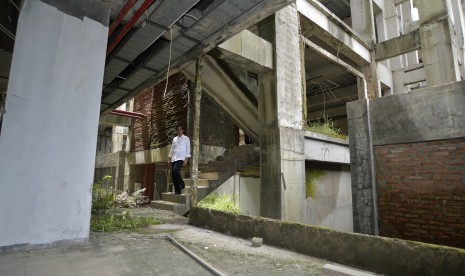 Presiden Joko Widodo meninjau lokasi Proyek Wisma Atlet di Bukit Hambalang, Kab.Bogor Jawa Barat, Jumat (18/3).