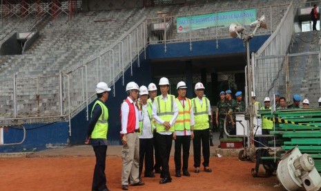 Presiden Joko Widodo meninjau pekerjaan renovasi Kompleks Gelora Bung Karno Senayan, Jumat (2/12).                  