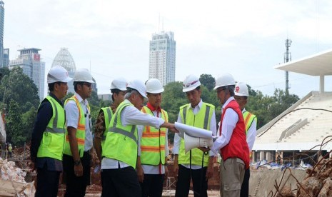 Presiden Joko Widodo meninjau pekerjaan renovasi Kompleks Gelora Bung Karno Senayan, Jumat (2/12).                  