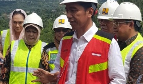 Presiden Joko Widodo meninjau pembangunan proyek waduk Ciawi, di Kabupaten Bogor, Jumat (15/12). 