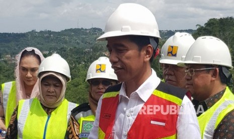 Presiden Joko Widodo meninjau pembangunan proyek waduk Ciawi, di Kabupaten Bogor, Jumat (15/12). Jokowi ditemani Menteri PUPR Basuki Hadimuldjono dan Gubernur Jawa Barat Ahmad Heryawan.