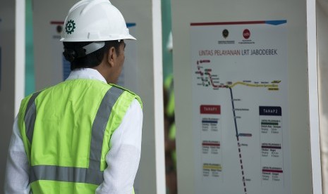 Presiden Joko Widodo saat meninjau perkembangan proyek pembangunan Kereta Api Ringan atau Light Rail Transit (LRT) Jakarta-Bogor-Depok-Bekasi (Jabodebek) di kawasan Cibubur, Jakarta, beberapa waktu lalu. ilustrasi