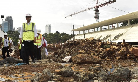 Presiden Joko Widodo meninjau renovasi venue akuatik di Kompleks Gelora Bung Karno, Jakarta, Jumat (2/12). 