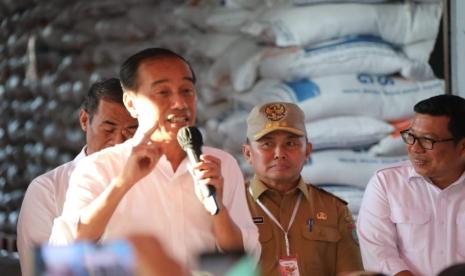 Presiden Joko Widodo meninjau stok beras sekaligus menyalurkan bantuan pangan cadangan beras Pemerintah, di Palangka Raya, Kalteng.