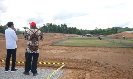 Presiden Joko Widodo meninjau Training Center PSSI di IKN