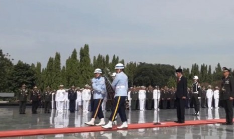 Presiden Joko Widodo menjadi inspektur upacara dalam memperingati Hari Pahlawan di Taman Makam Pahlawan, Kalibata, Jakarta Selatan, Jumat (10/11)