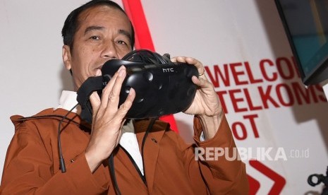 President Joko Widodo tries Oculus virtula reality when visiting Ideafest 2018 at JCC, Jakarta, Friday (Oct 26). 