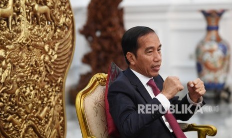 Presiden Joko Widodo menjawab pertanyaan saat wawancara khusus dengan Perum LKBN Antara di Istana Merdeka, Jakarta, Rabu (12/6/19). 