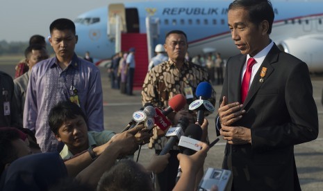 Presiden Joko Widodo menjawab pertanyaan wartawan sebelum naik ke pesawat kepresidenan di Bandara Internasional Halim Perdanakusuma, Jakarta Timur, Selasa (28/7). 