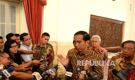 Presiden Joko Widodo menjawab pertanyaan wartawan terkait upaya pembebasan WNI yang disandera kelompok Abu Sayyaf Filipina di Istana Negara, Jakarta, Selasa (26/4). (Republika / Wihdan)