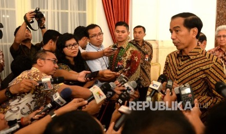 Presiden Joko Widodo menjawab pertanyaan wartawan terkait upaya pembebasan WNI yang disandera kelompok Abu Sayyaf Filipina di Istana Negara, Jakarta, Selasa (26/4). (Republika / Wihdan)