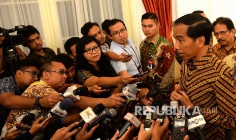 Presiden Joko Widodo menjawab pertanyaan wartawan terkait upaya pembebasan WNI yang disandera kelompok Abu Sayyaf Filipina di Istana Negara, Jakarta, Selasa (26/4). (Republika / Wihdan)