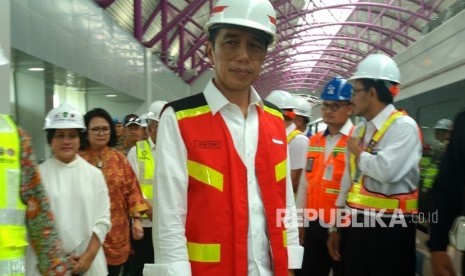 Presiden Joko Widodo menjelaskan harapannya terhadap  light rail transit (LRT) Palembang, Sumatra Selatan bisa menjadi transportasi massal dan favorit masyarakat Palembang usai meninjau langsung kesiapan rangkaian di Stasiun Bumi Sriwijaya (Palembang Icon) dan Stasiun Jakabaring, Jumat (13/7).