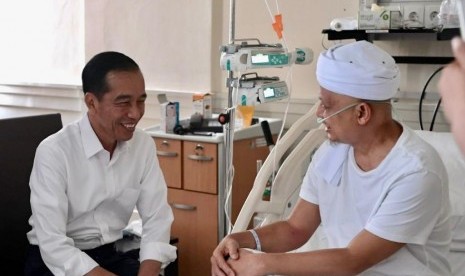 President Joko Widodo visits KH Arifin Ilham at RSCM, Jakarta, Wednesday (Jan 9) morning.