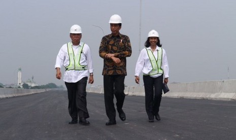 Presiden Joko Widodo, Menteri Pekerjaan Umum dan Perumahan Rakyat Basuki Hadimuljono serta Menteri BUMN Rini Soemarno meninjau proyek jalan tol Bekasi-Cawang-Kampung Melayu (Becakayu) Seksi I di ruas Kalimalang, Jakarta Timur, Senin (7/11). 