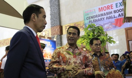 Presiden Joko Widodo, Menteri Pertanian Andi Amran Sulaiman, dan Sekretaris Kabinet Pramono Anung (dari kiri ke kanan) saat mengunjungi Indo Livestock 2018 Expo & Forum, di Jakarta Convention Centre, Jumat (6/7).