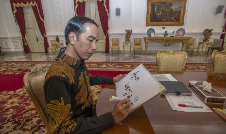 Presiden Joko Widodo menuliskan kalimat 