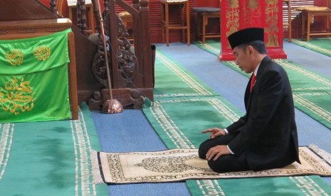 Presiden Joko Widodo menunaikan shalat sunnah tahiyatul masjid di Masjid Niujie, Beijing, Ahad (14/5).