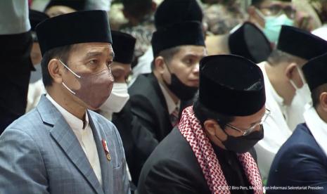 Presiden Joko Widodo menunaikan solat Idul Adha 1443 H di Masjid Istiqlal, Jakarta, Ahad (10/7/2022).