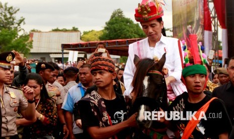 Presiden Joko Widodo menunggang kuda Sandelwood yang diberikan masyarakat Sumba Saat mengunjungi Pulau Sumba di Kota Waetabula, Kabupaten Sumba Barat Daya, NTT, Rabu (12/7).