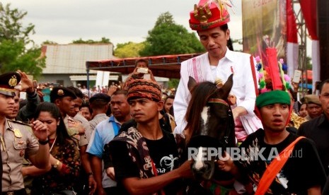 Presiden Joko Widodo menunggang kuda Sandelwood yang diberikan masyarakat Sumba Saat mengunjungi Pulau Sumba di Kota Waetabula, Kabupaten Sumba Barat Daya, NTT, Rabu (12/7). 