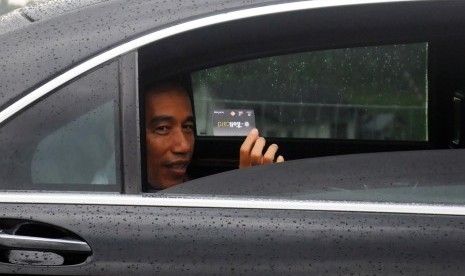 Presiden Joko Widodo menunjukkan kartu e-Toll seusai peresmian jalan tol Semarang-Solo seksi III Bawen-Salatiga di Gerbang Tol Salatiga, Jawa Tengah, Senin (25/9). 