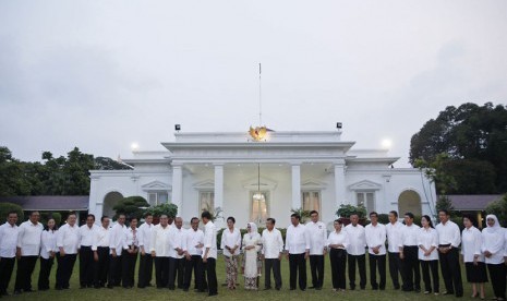 Presiden Joko Widodo menyalami calon menteri usai mengumumkan susunan kabinet di Istana Merdeka, Ahad (26/10).