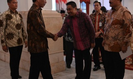 Presiden Joko Widodo menyalami Direktur Utama PT Surveyor Indonesia M Arif Zainuddin di Istana Negara Jakarta, Kamis (29/9)