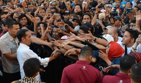 Presiden Joko Widodo menyalami peserta ketika menutup rembuk nasional aktivis '98 di JI Expo, Kemayoran, Jakarta, Sabtu (7/7). 